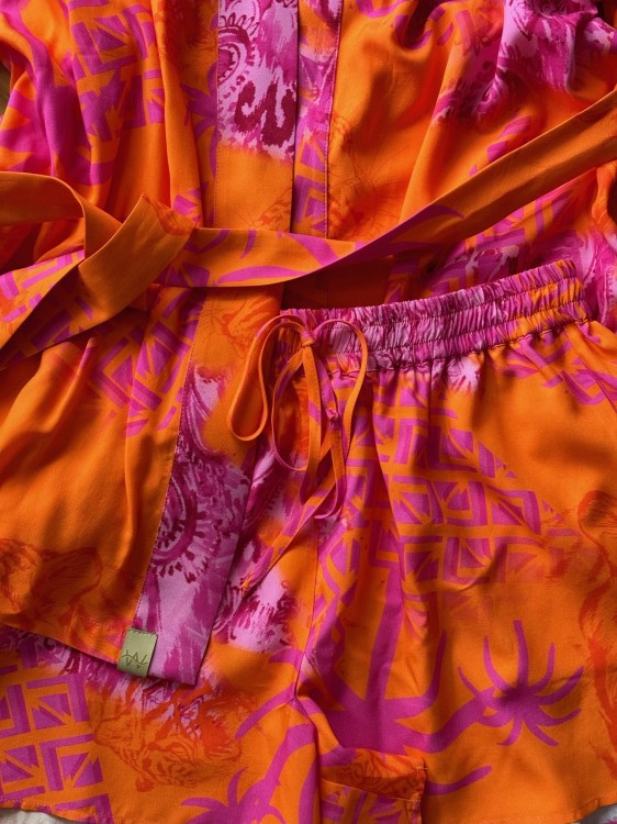 kolory neon wzory pomarańcz róż kimono szorty