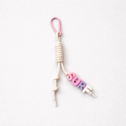 key ring brelok napis surf pink powder kremowy różowy