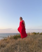 długa czerwona sukienka na lato